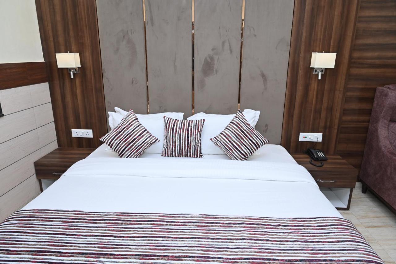 Hotel Vasdaa Grand Dehradun Eksteriør bilde