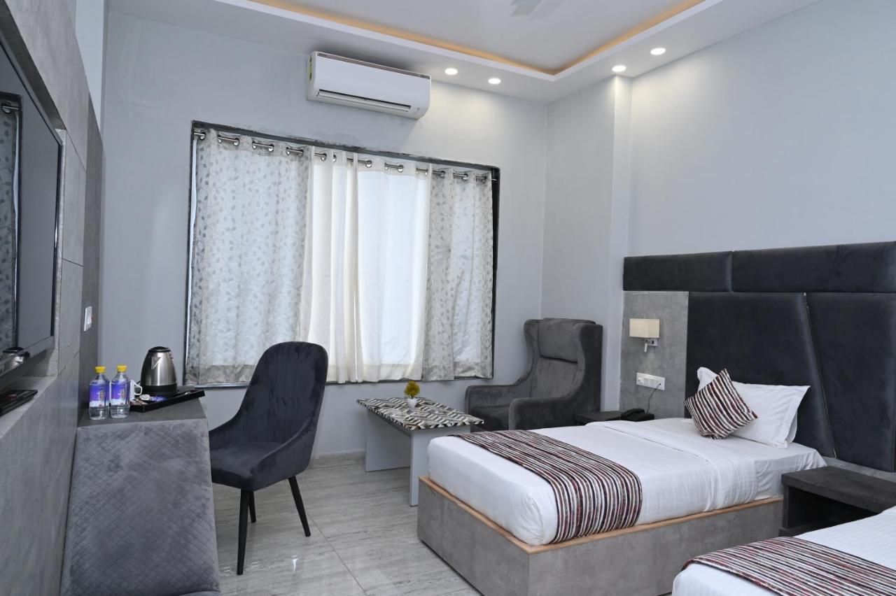 Hotel Vasdaa Grand Dehradun Eksteriør bilde